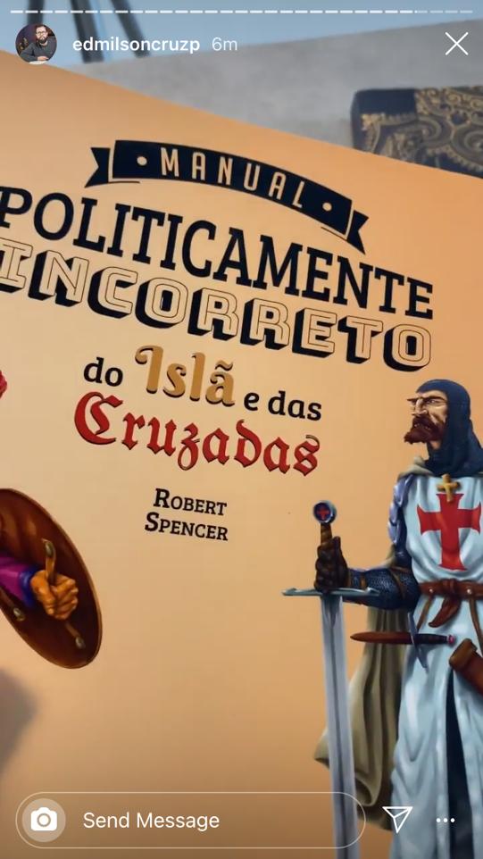 Edmilson mostra o livro de Robert Spencer em um storie no Instagram.