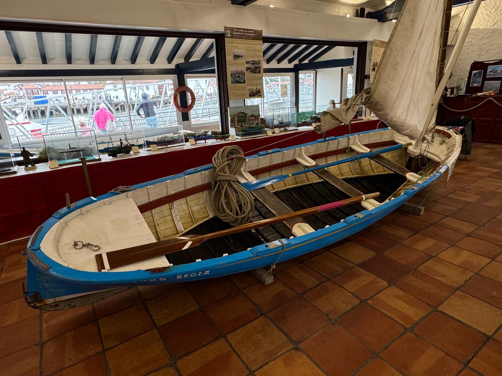<p style="text-align: center">EXPOSITION DE BATEAUX DE PÊCHE </p><p style="text-align: center">A LA GRILLERIE ST JEAN DE LUZ</p> - Image 1