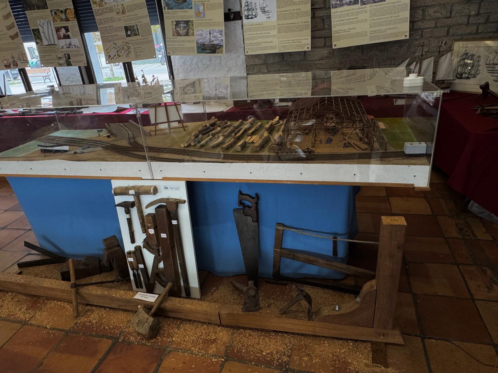 <p style="text-align: center">EXPOSITION DE BATEAUX DE PÊCHE </p><p style="text-align: center">A LA GRILLERIE ST JEAN DE LUZ</p> - Image 3