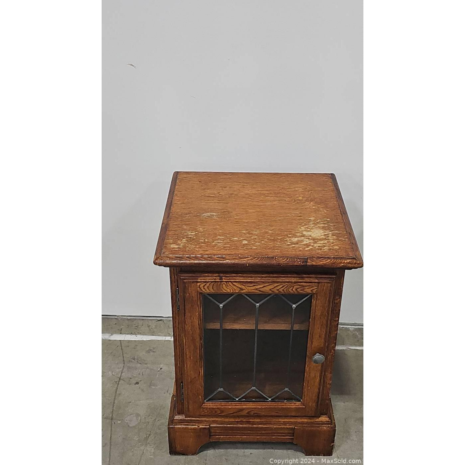Free Delivery - Pair of 2 Vintage Oak Side Tables Image #2 | Ivy Store