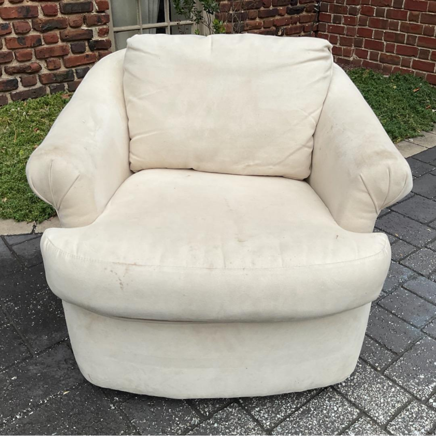 Free Delivery - La-Z-Boy Swiveling Chair Image #1 | Ivy Store