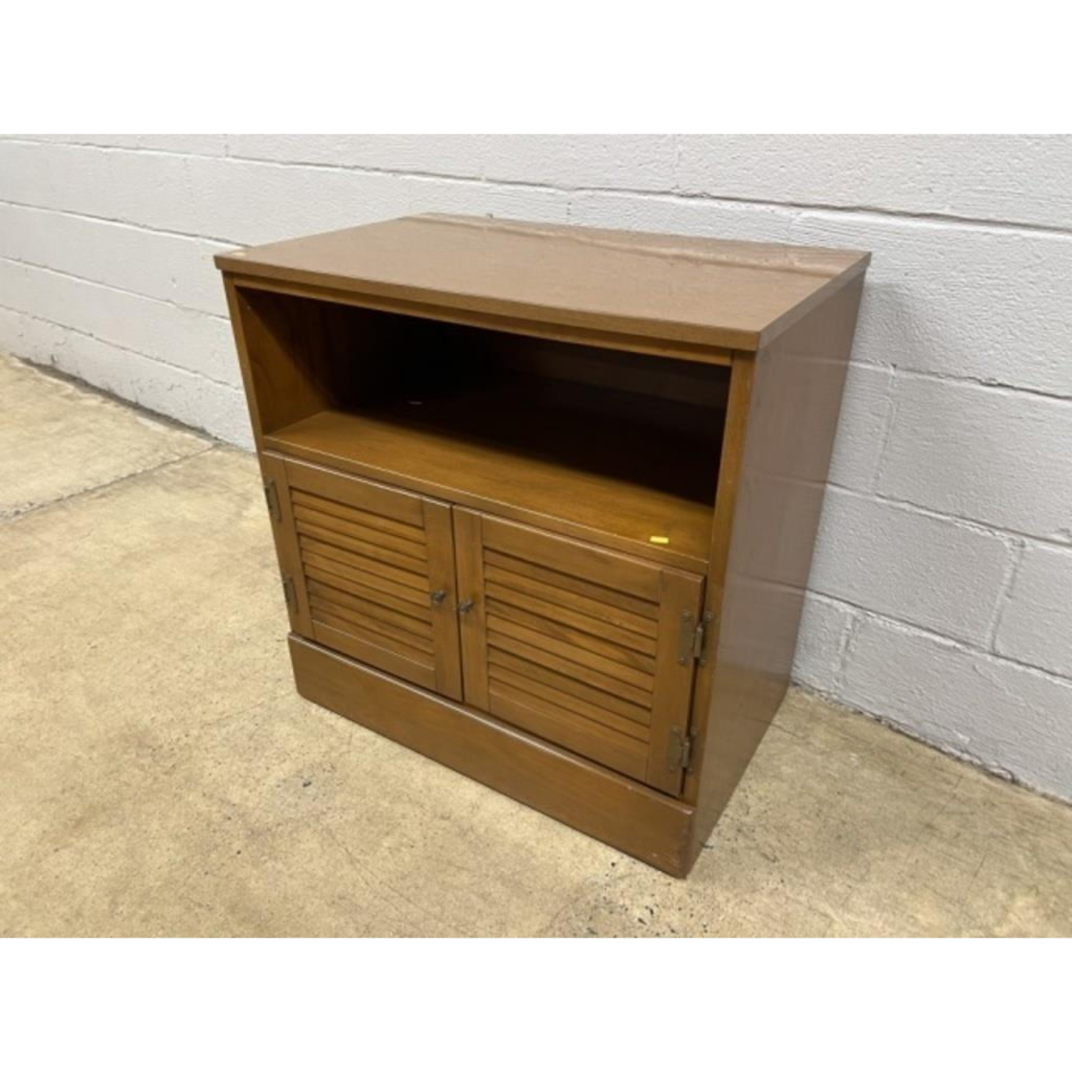 Free Delivery - MCM Mid Century Modern Maple 2-Door Cabinet Storage Vintage Furniture Image #2 | Ivy Store