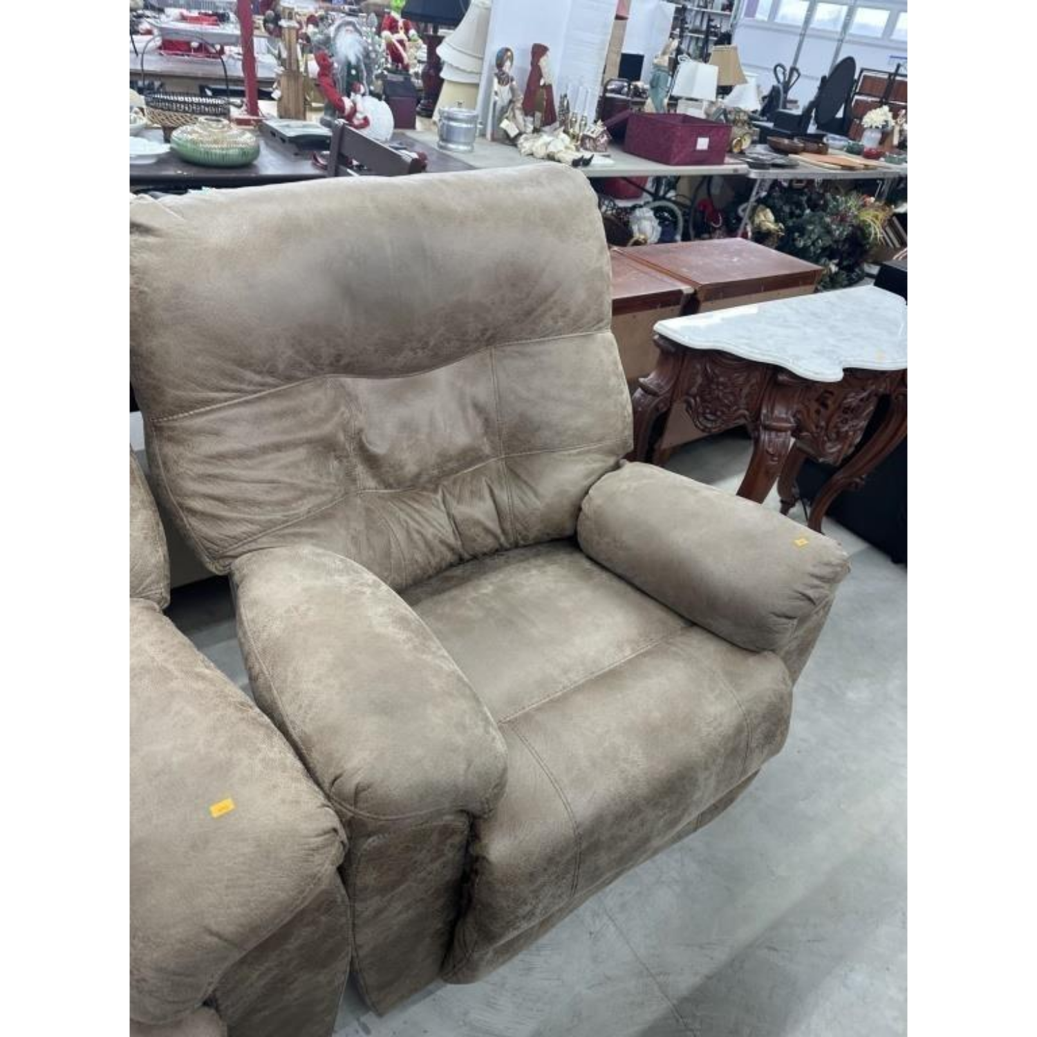Free Delivery - Vintage Recliner Chair Armchair Lounge Seating Comfortable Upholstered Furniture Image #1 | Ivy Store
