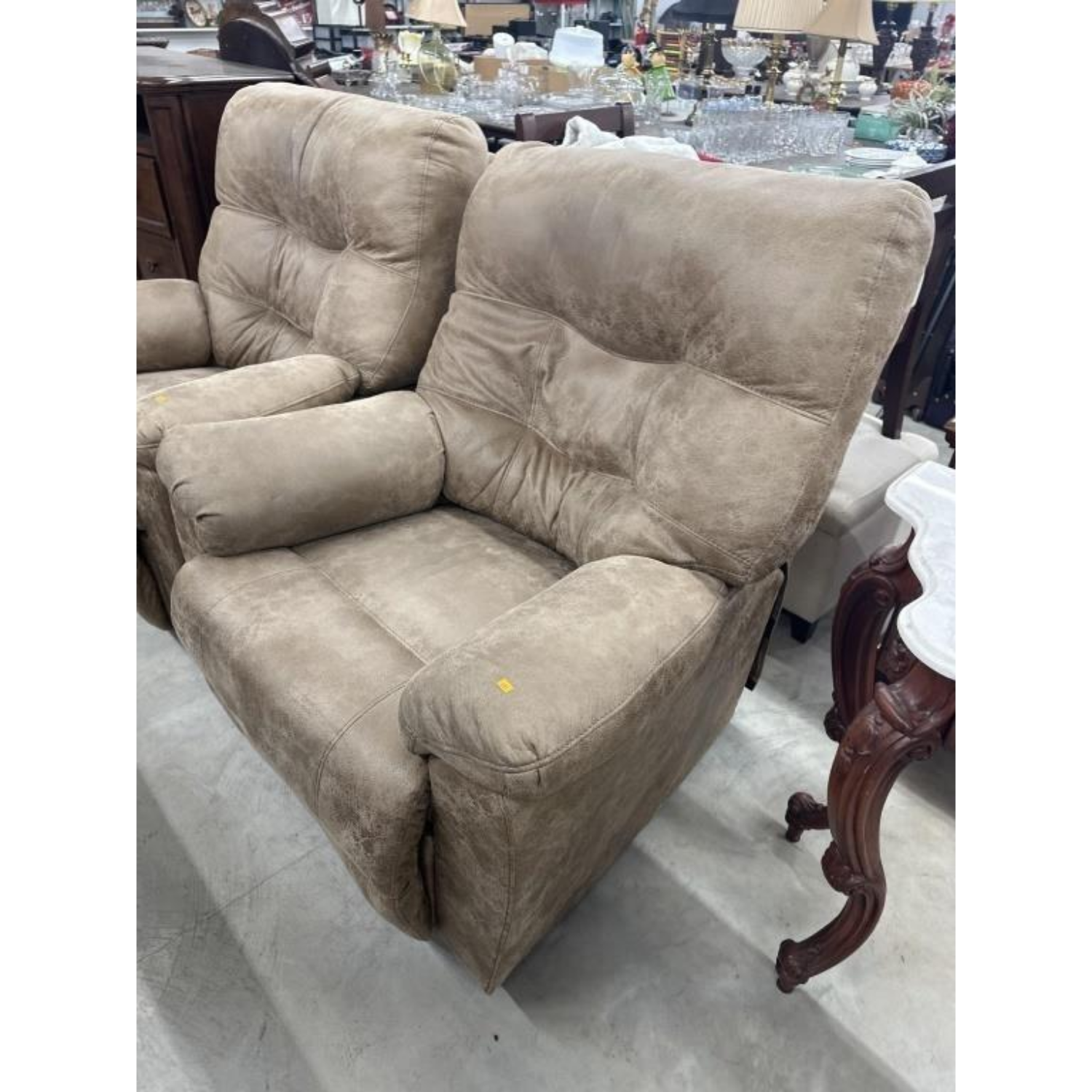 Free Delivery - Vintage Recliner Chair Armchair Lounge Seating Comfortable Upholstered Furniture Image #2 | Ivy Store