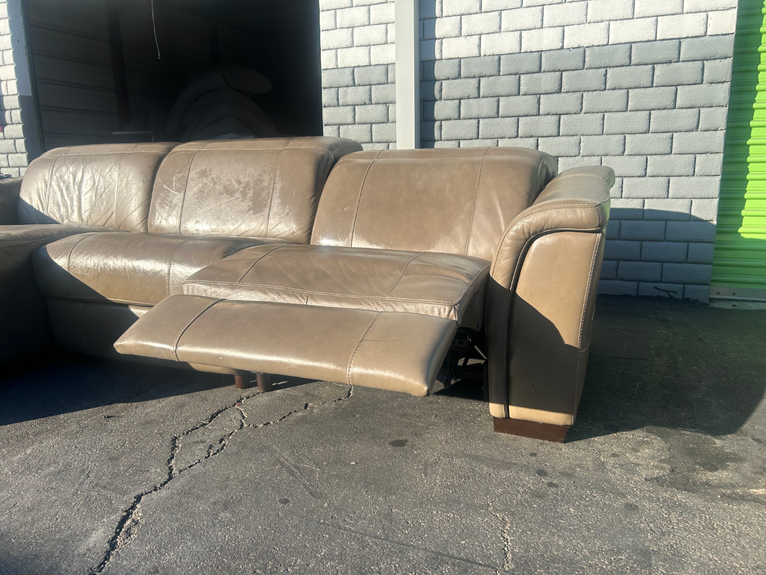 Gorgeous Leather Power Reclining Sectional Couch - Delivery Available! Image #2 | Ivy Store