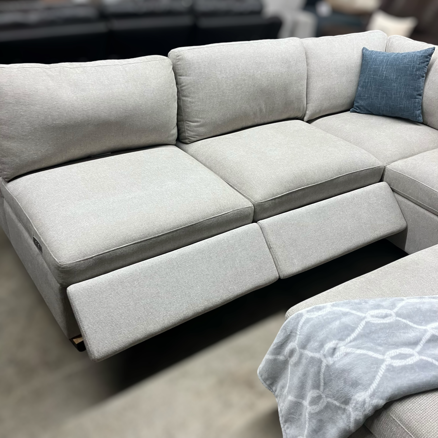 Thomasville Rockford 6PC Fabric Modular Sectional W/ 2 PWR Footrests 🚛DELIVERY AVAILABLE  image | Ivy Store