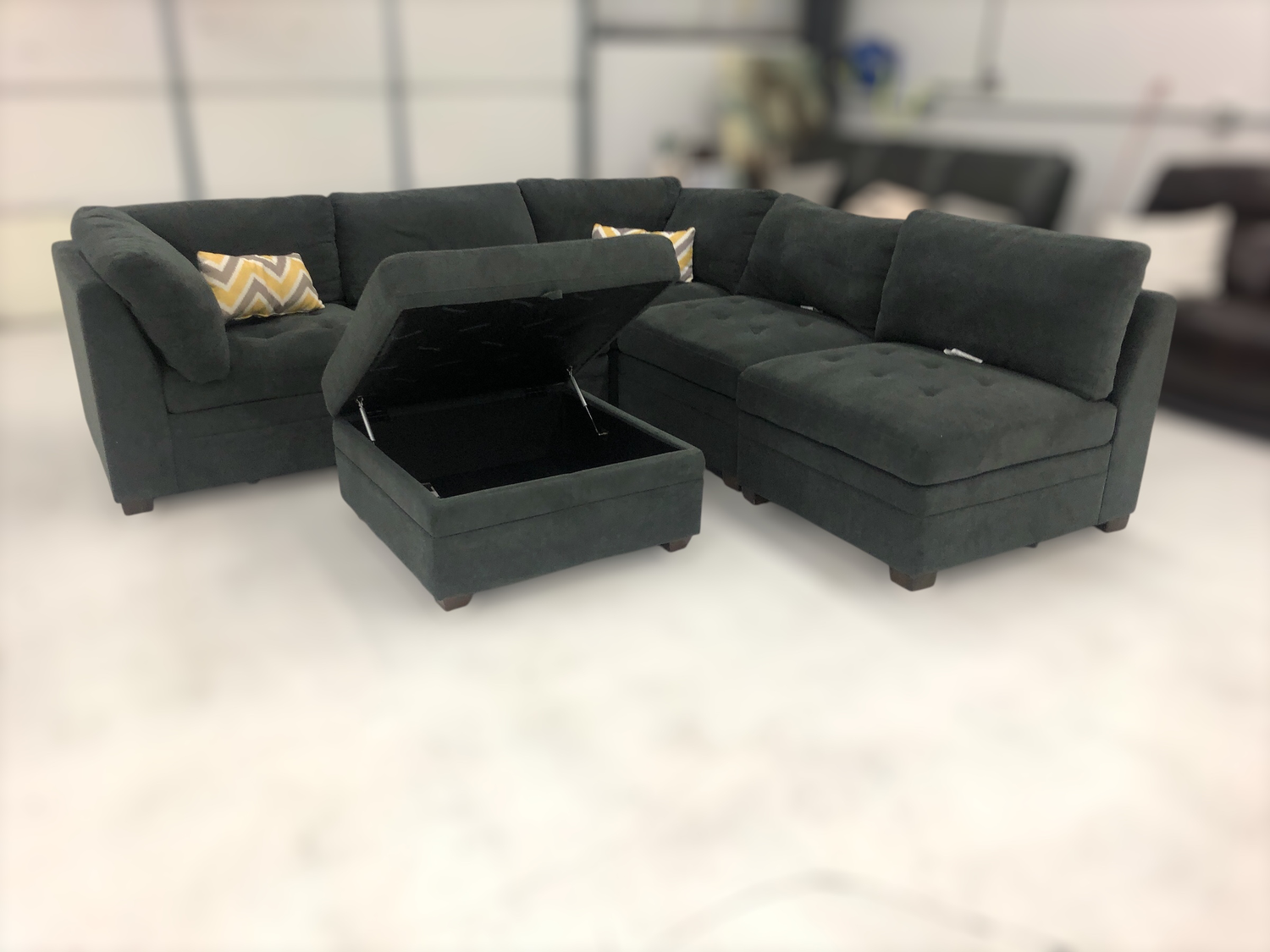 Thomasville Tisdale 6pc Modular Sectional w/ Storage Ottoman  image | Ivy Store