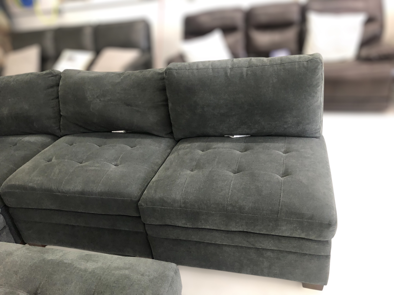 Thomasville Tisdale 6pc Modular Sectional w/ Storage Ottoman  image | Ivy Store