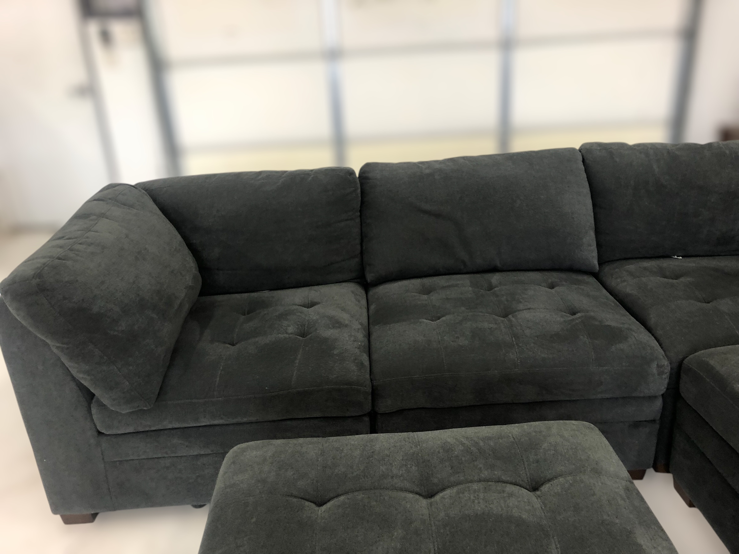 Thomasville Tisdale 6pc Modular Sectional w/ Storage Ottoman  image | Ivy Store