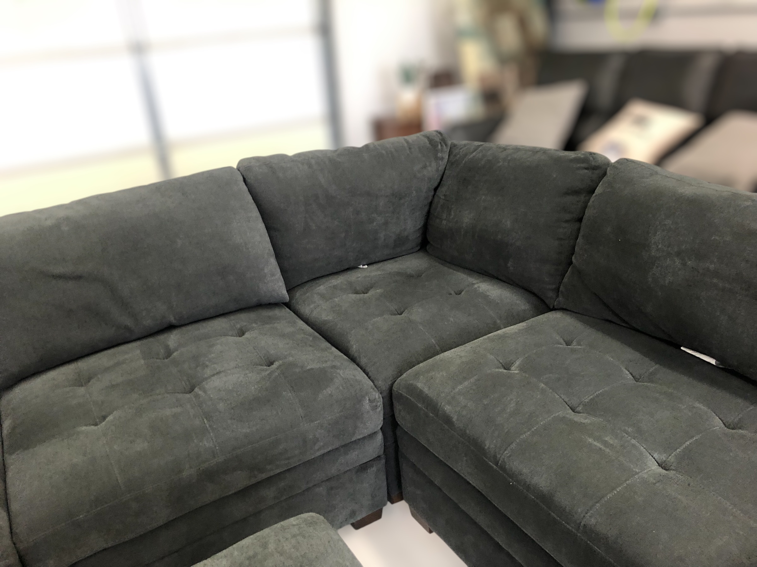 Thomasville Tisdale 6pc Modular Sectional w/ Storage Ottoman  image | Ivy Store