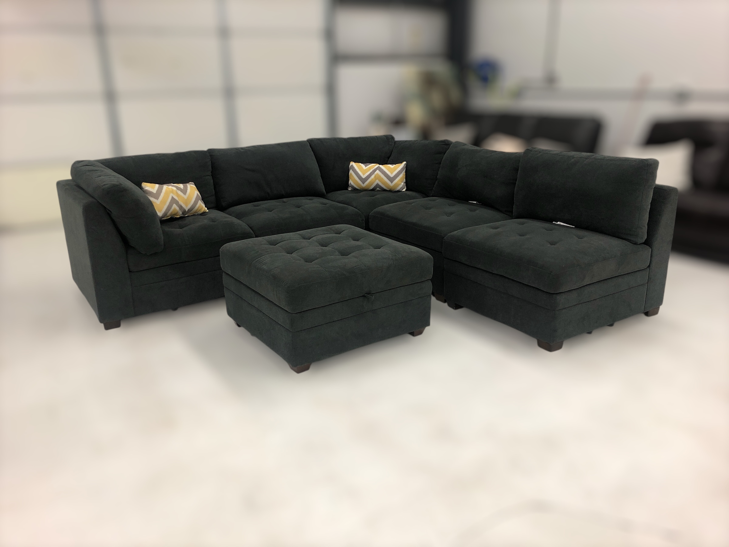 Thomasville Tisdale 6pc Modular Sectional w/ Storage Ottoman  image | Ivy Store
