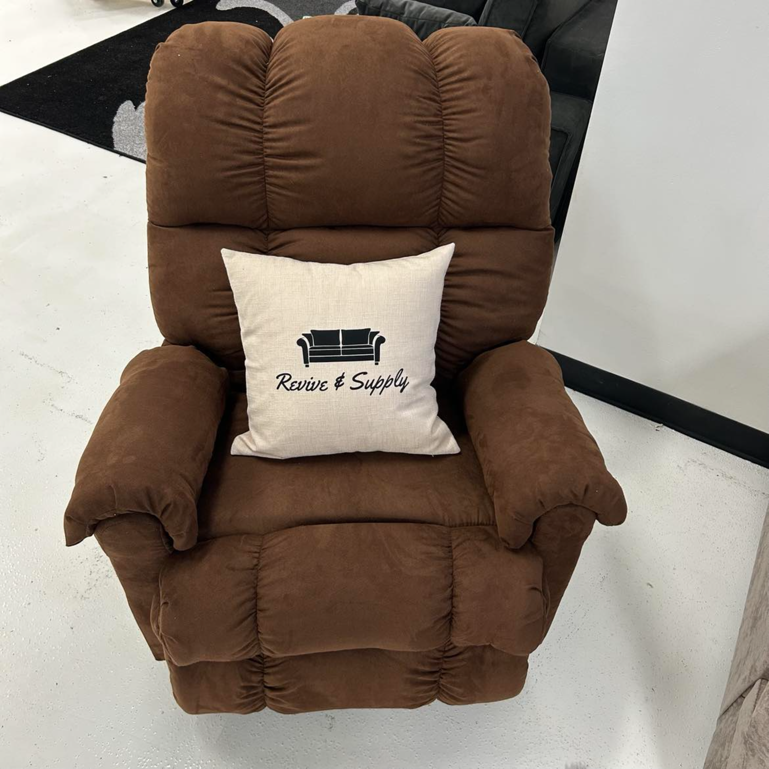 *NEW* Chocolate Brown Recliner – Made in the USA! 🛋️🚛 FREE Curbside Delivery Image #1 | Ivy Store