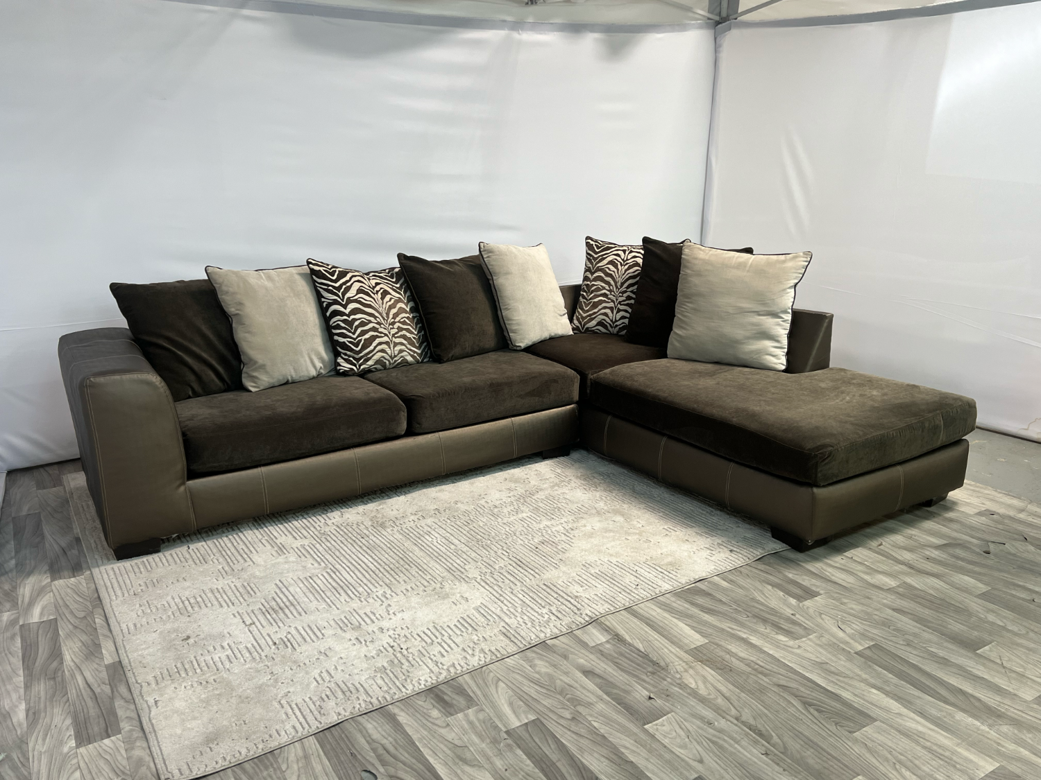 ( Delivery Available ) Raymour & Flanigan Large Brown Sectional Couch Image #2 | Ivy Store