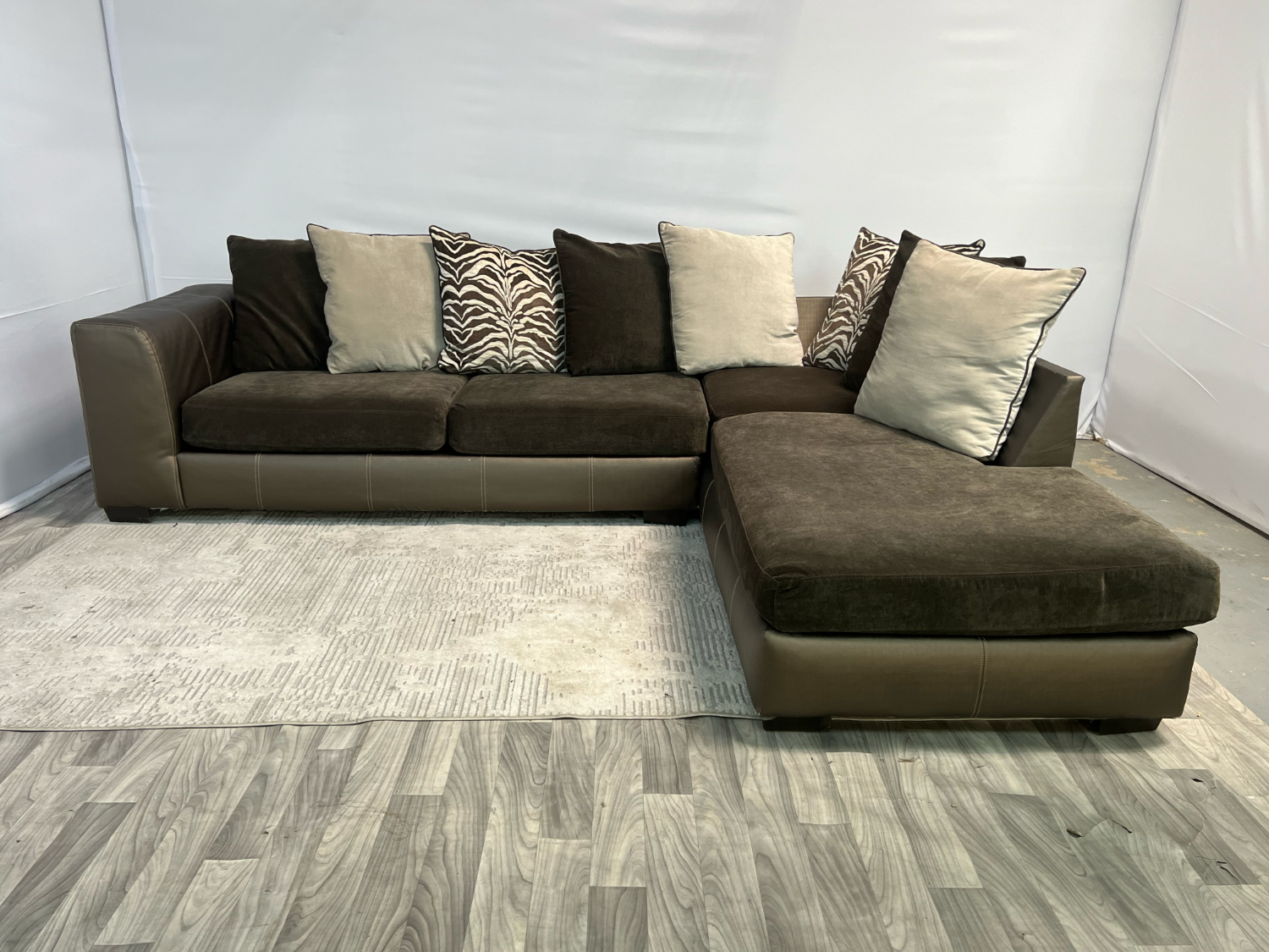 ( Delivery Available ) Raymour & Flanigan Large Brown Sectional Couch Image #1 | Ivy Store