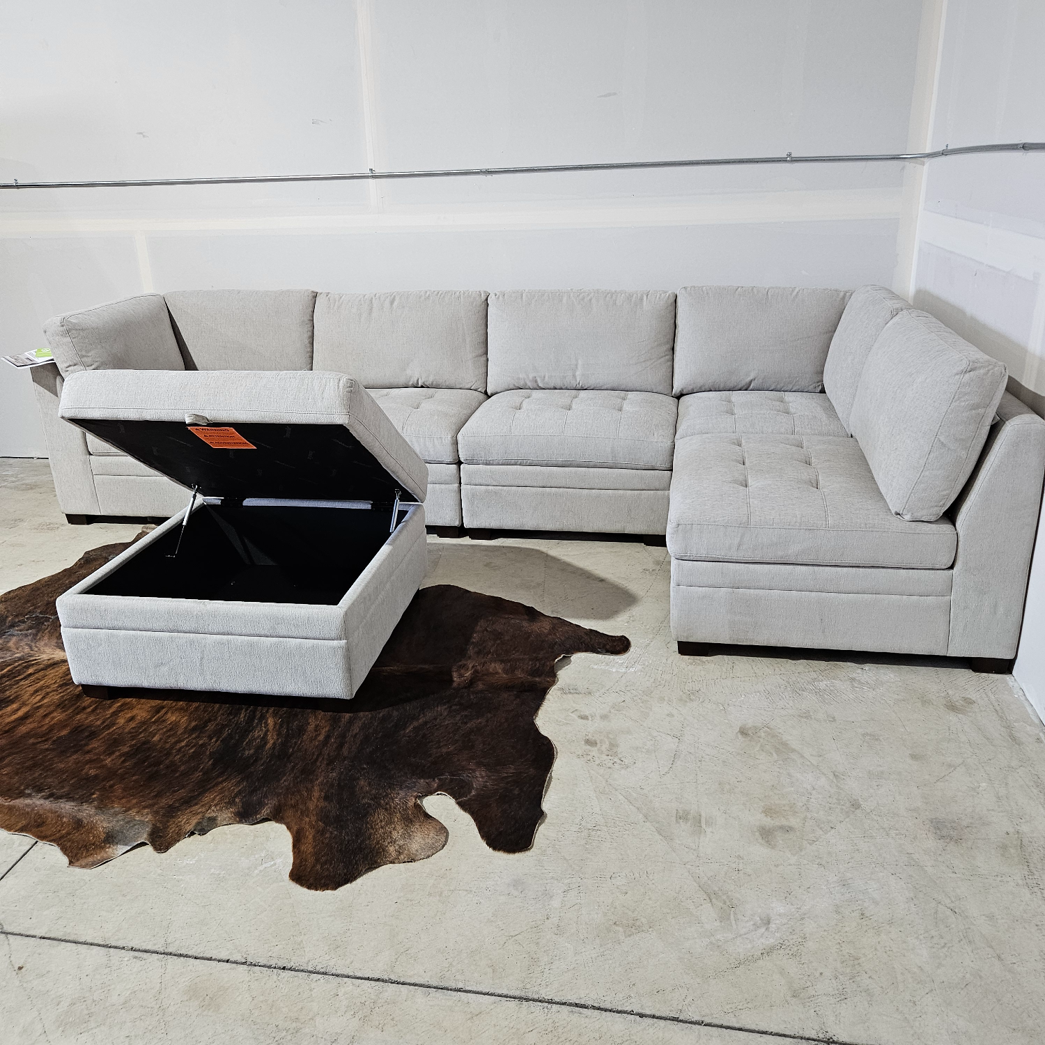 Brand New Thomasville Tisdale Modular Sectional 6-piece Beige with Storage Ottoman - Free Delivery 🚚 image | Ivy Store