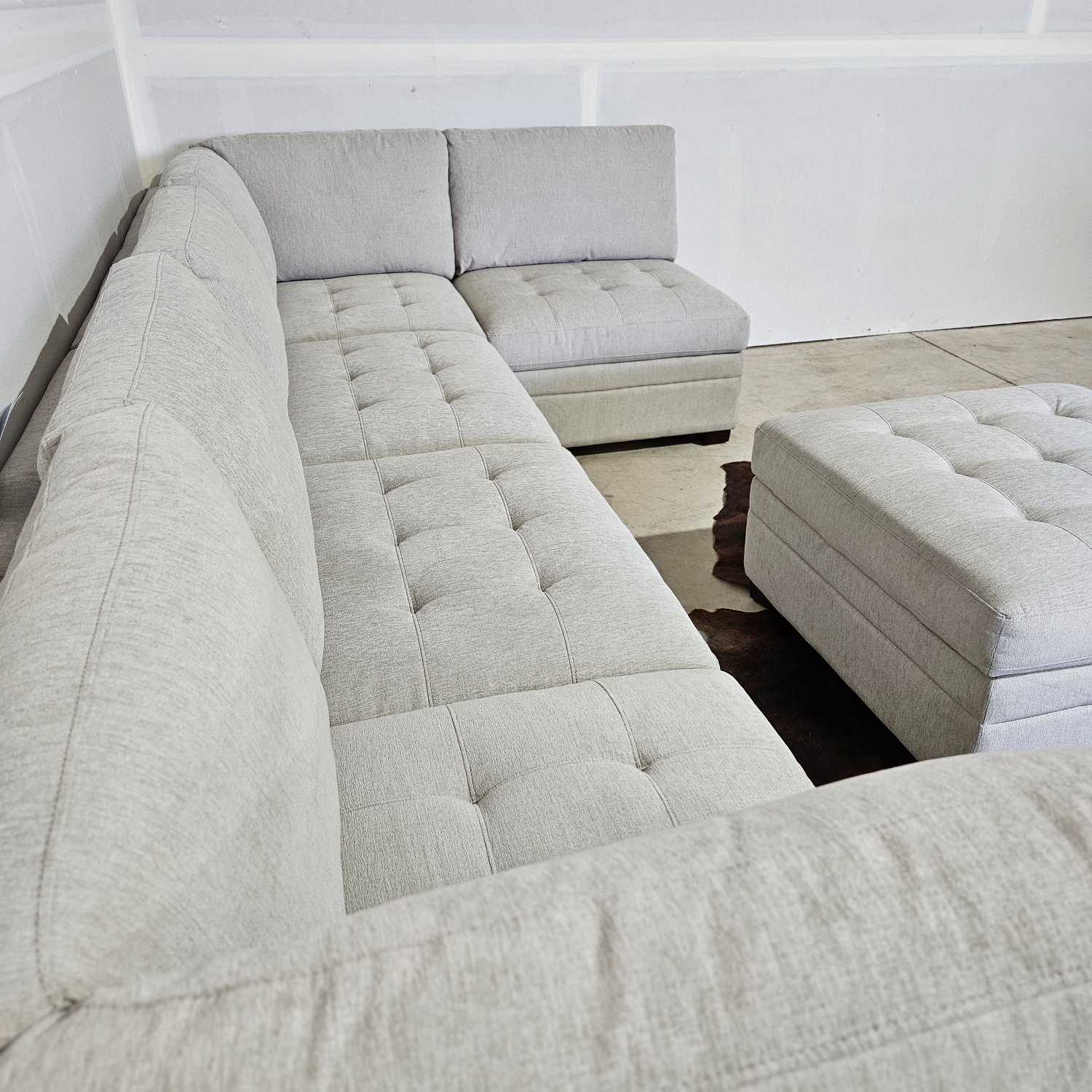 Brand New Thomasville Tisdale Modular Sectional 6-piece Beige with Storage Ottoman - Free Delivery 🚚 image | Ivy Store