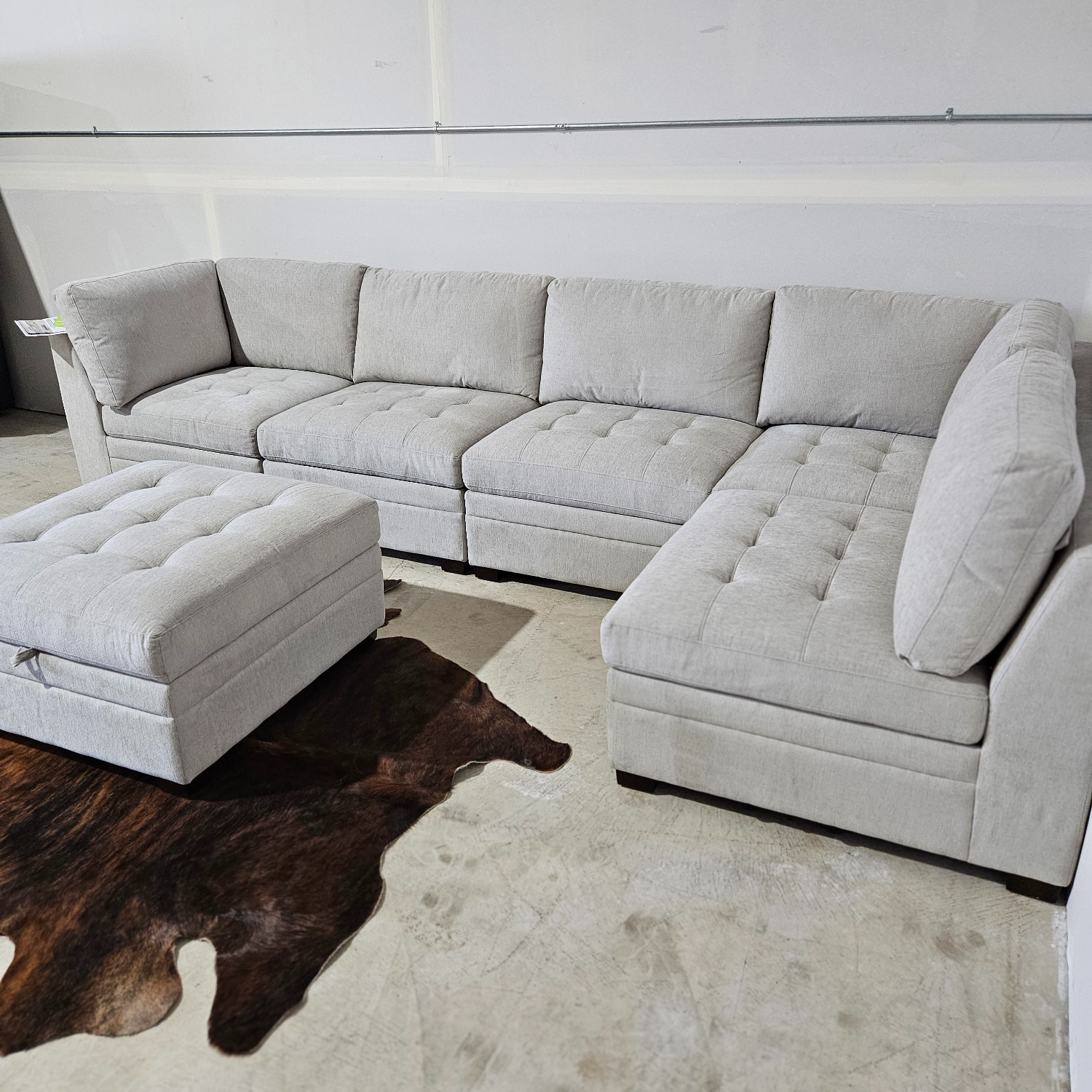 Brand New Thomasville Tisdale Modular Sectional 6-piece Beige with Storage Ottoman - Free Delivery 🚚 image | Ivy Store