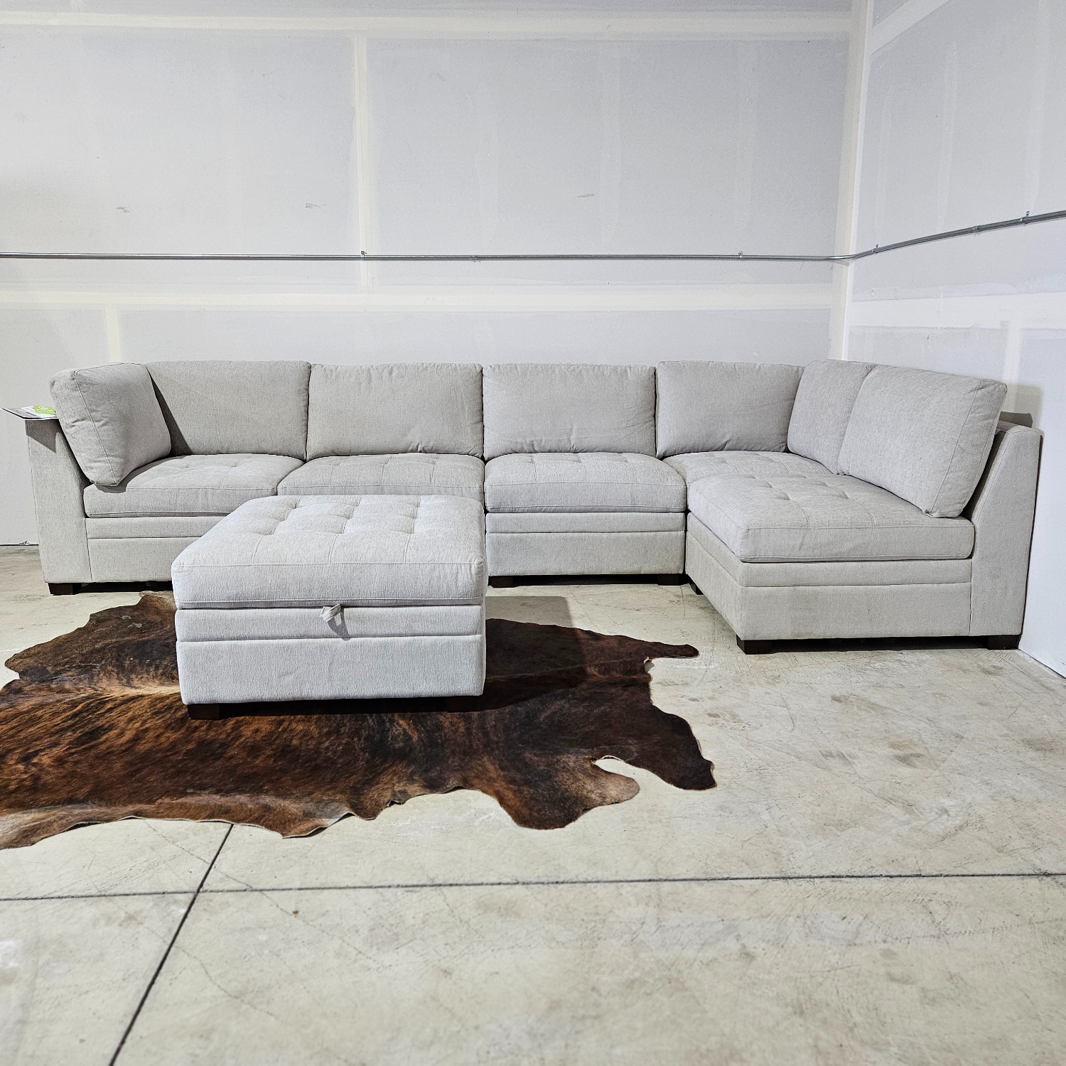 Brand New Thomasville Tisdale Modular Sectional 6-piece Beige with Storage Ottoman - Free Delivery 🚚 image | Ivy Store