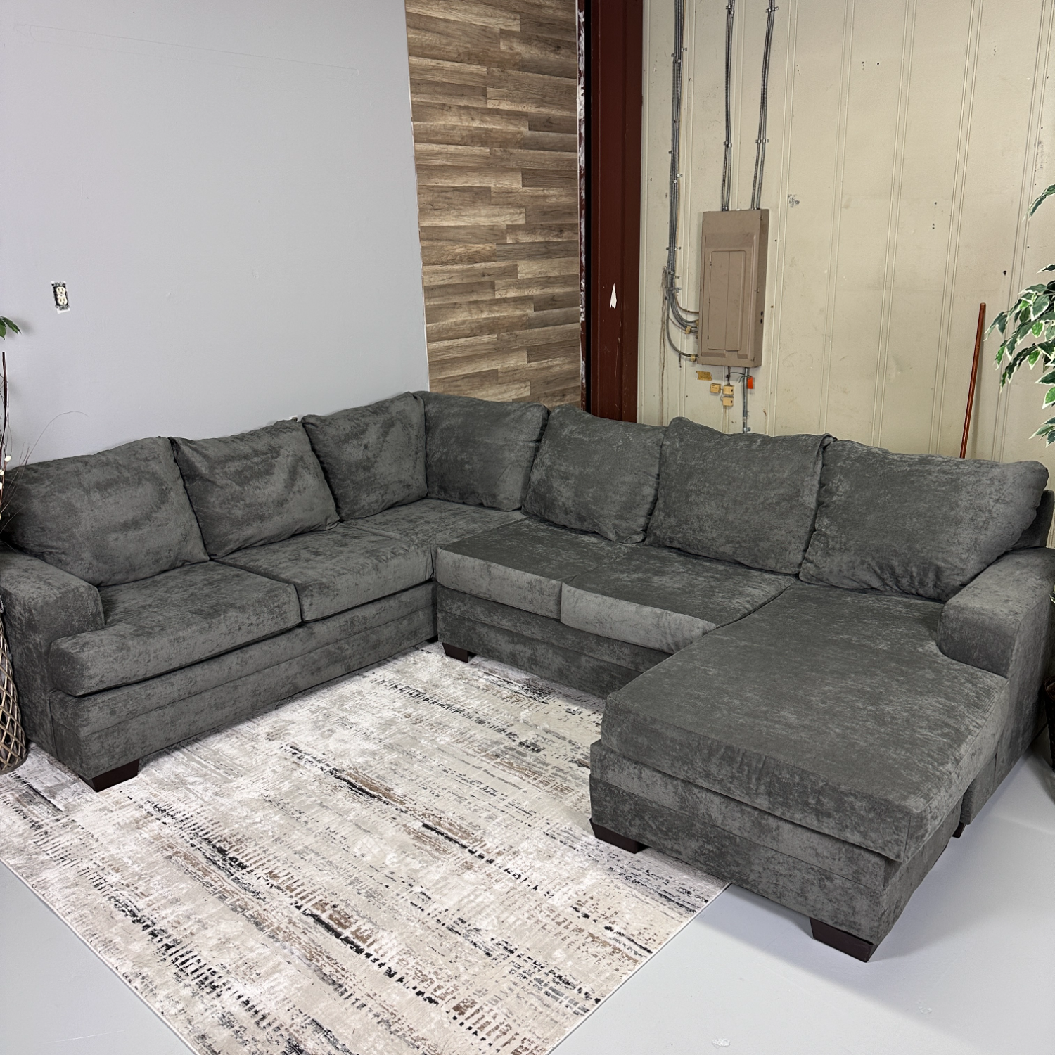 I Deliver - Grey U-Shape Reversible Sectional Couch Image #2 | Ivy Store