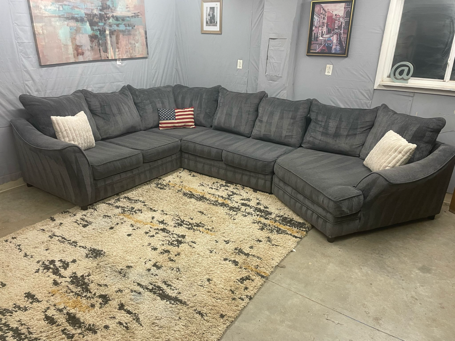 🛋️💥 Huge Broyhill Sectional 💥 Free Delivery And Financing Available! Image #2 | Ivy Store