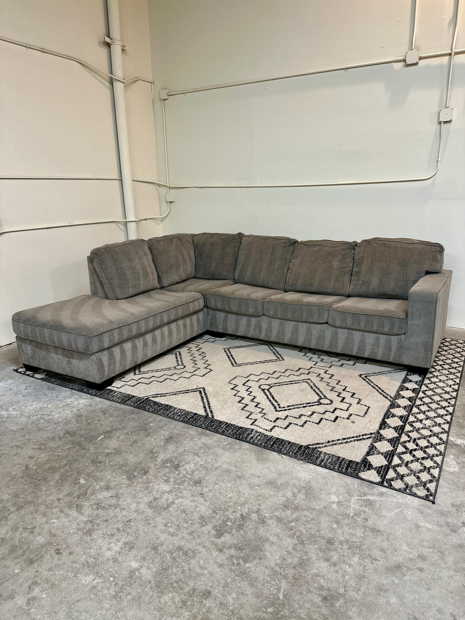🔥 Free Delivery - Grey Fabric Sectional Couch  Image #1 | Ivy Store