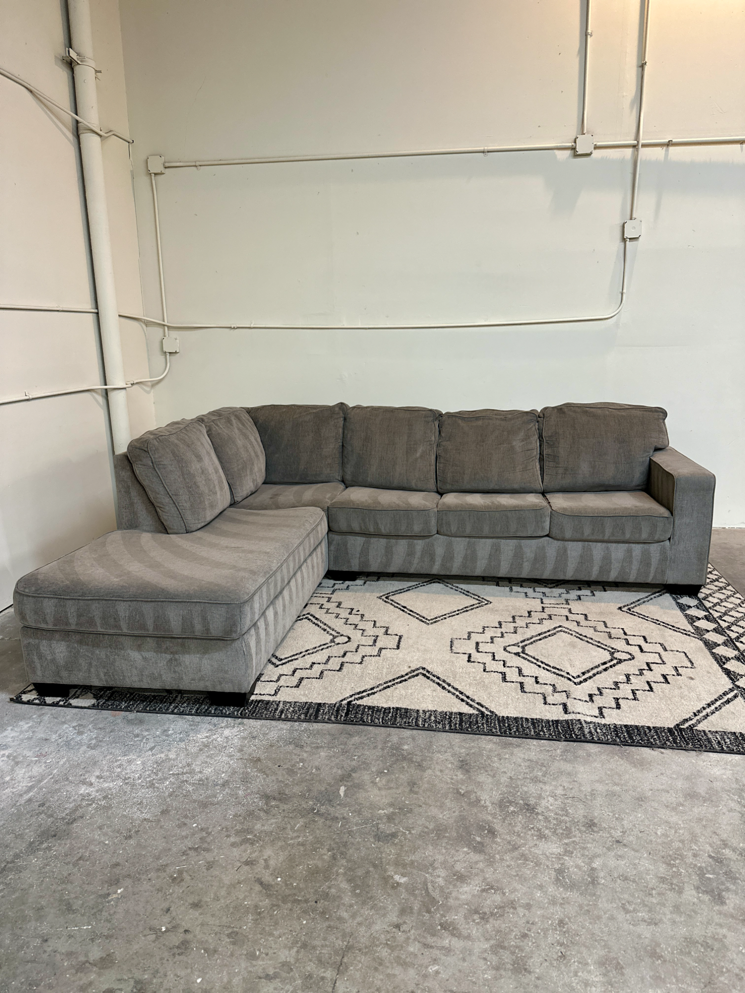 🔥 Free Delivery - Grey Fabric Sectional Couch  Image #2 | Ivy Store