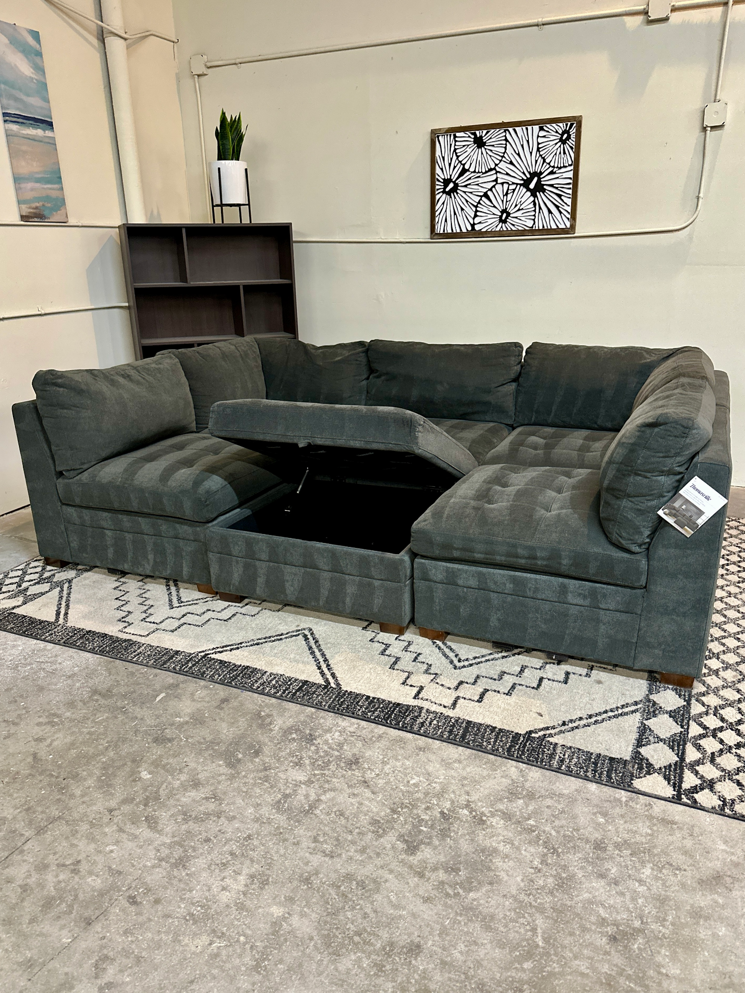 🚚 DELIVERY! Modular Thomasville Tisdale Sectional w/ Storage Ottoman Image #1 | Ivy Store