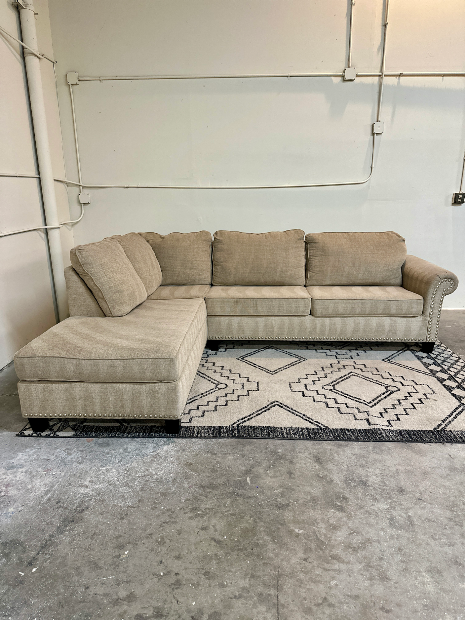 🚚 DELIVERY! Classy Sectional Sofa w/ Pinheads Image #2 | Ivy Store
