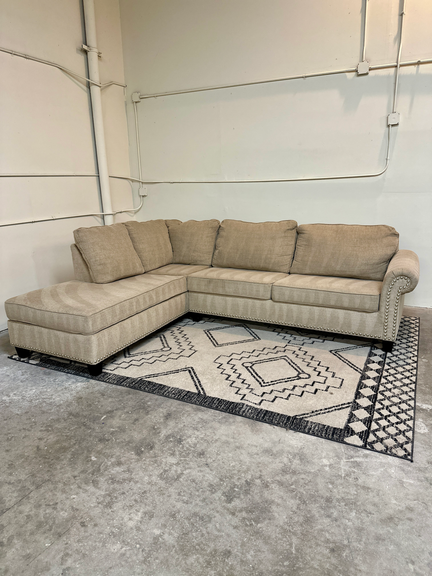 🚚 DELIVERY! Classy Sectional Sofa w/ Pinheads Image #1 | Ivy Store