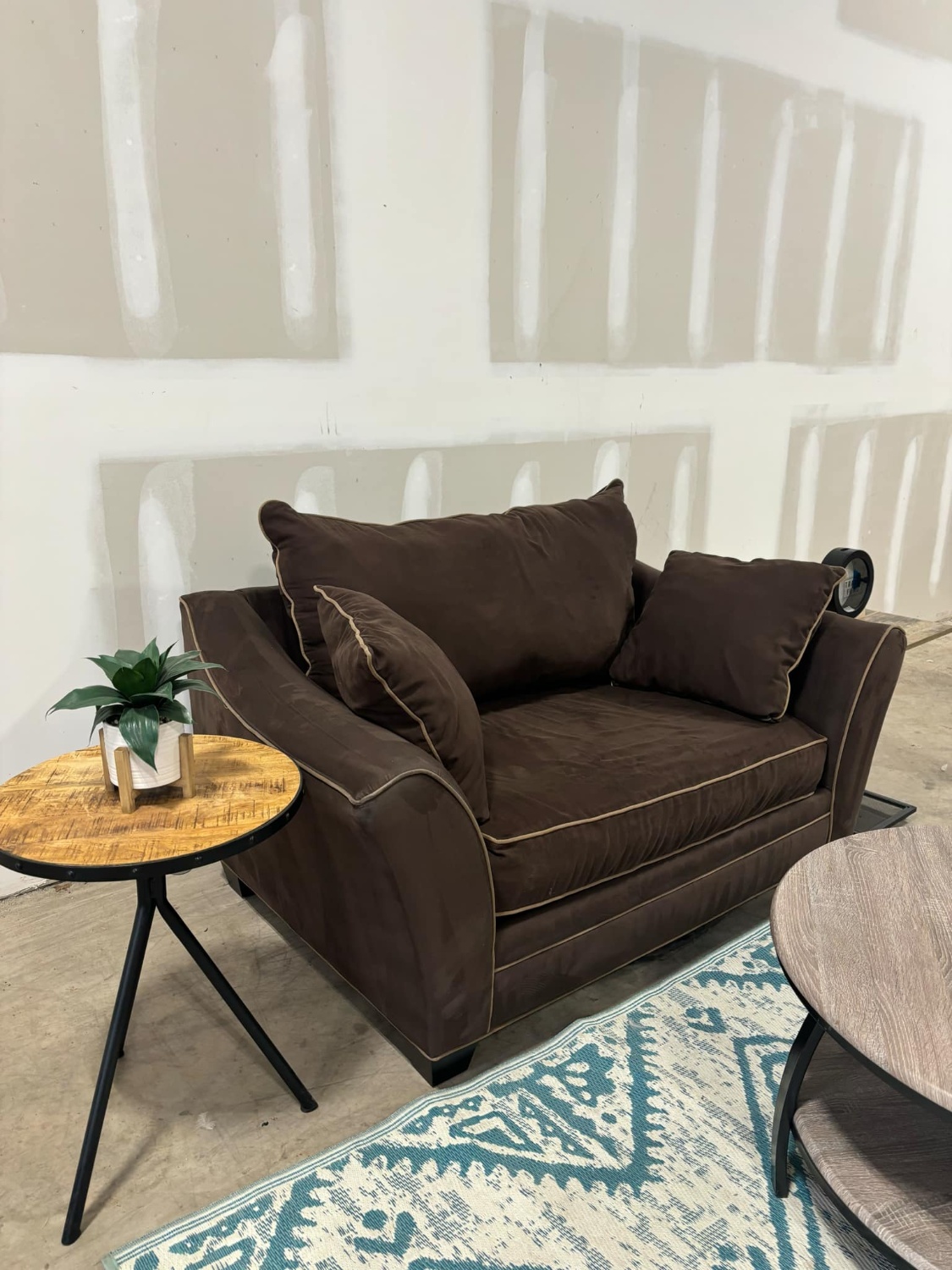 Raymour & Flanigan Loveseat (Free Driveway Delivery) Image #2 | Ivy Store