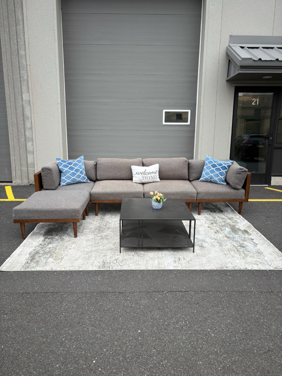 Raymour & Flanigan Soto Modular Sectional Couch (DELIVERY AVAILABLE) Image #1 | Ivy Store