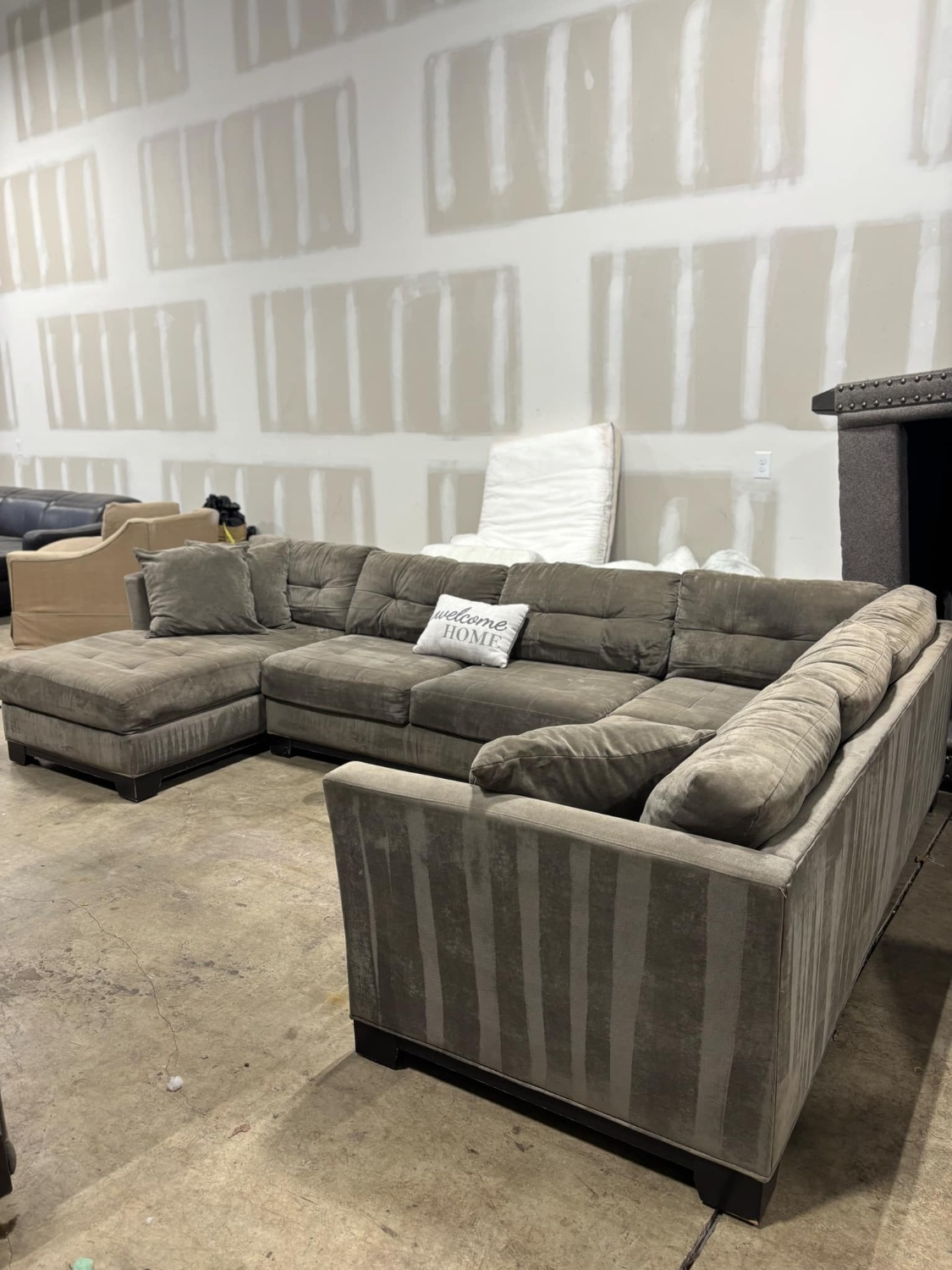 Brown 3PC sectional couch (DELIVERY AVAILABLE) Image #2 | Ivy Store