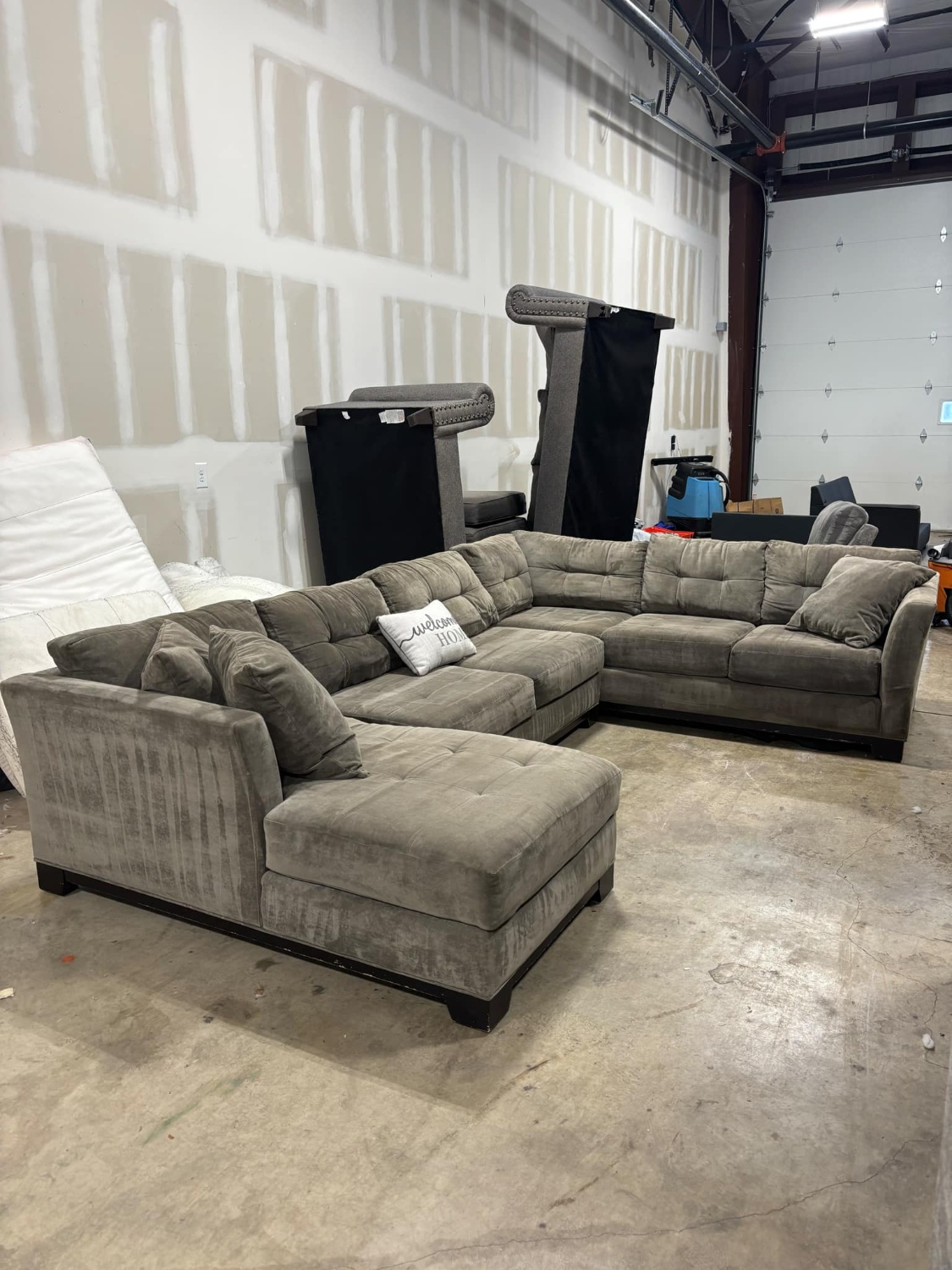 Brown 3PC sectional couch (DELIVERY AVAILABLE) Image #1 | Ivy Store