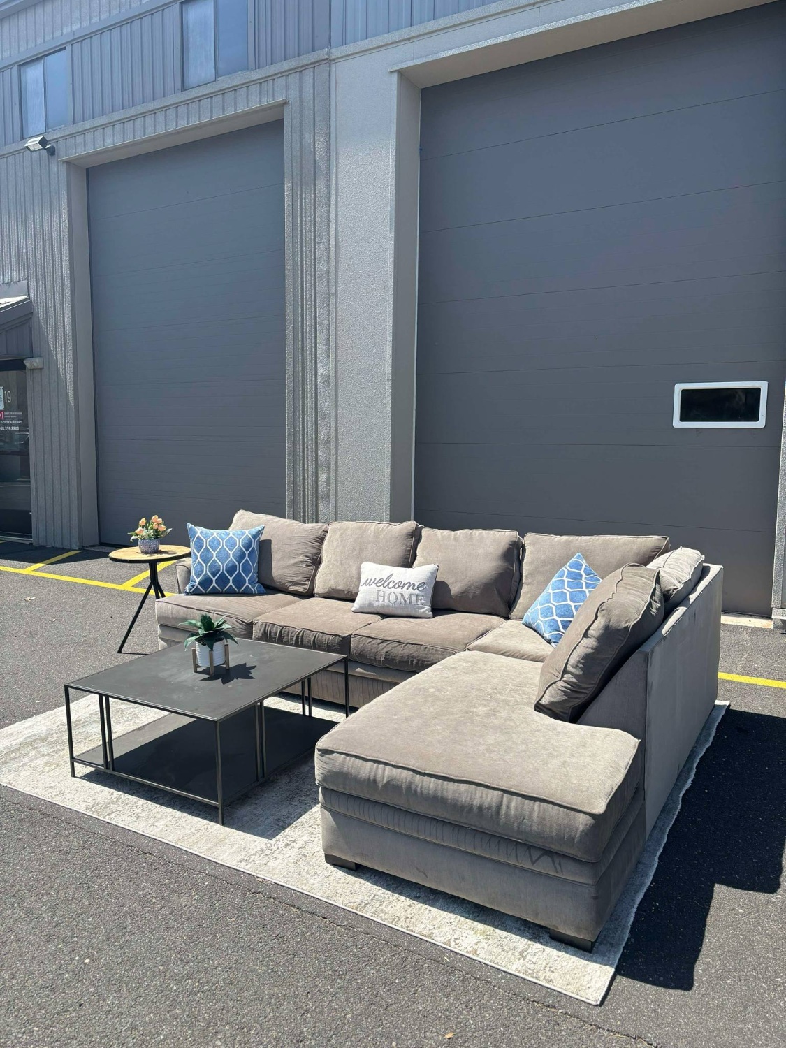 Jonathan Louis Sectional Couch (Color: Gypsy) (DELIVERY AVAILABLE) Image #2 | Ivy Store
