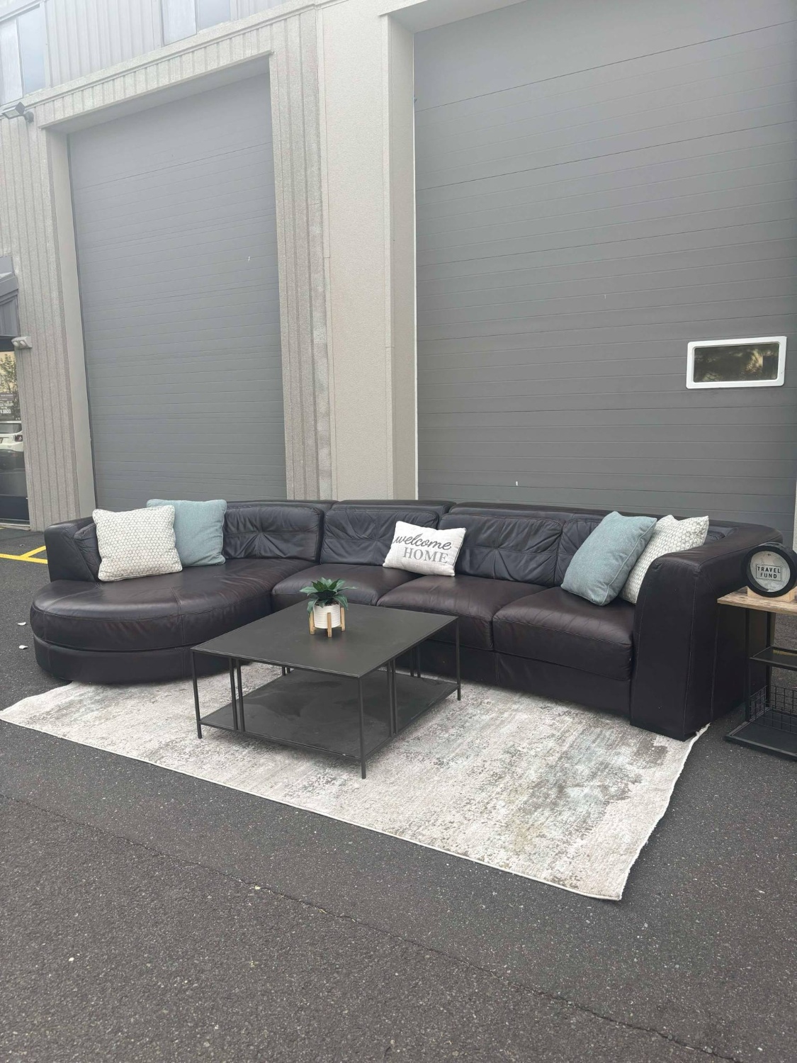 Chateau D’Ax Leather Sectional Couch (DELIVERY AVAILABLE / $50 DOWN & IT’S YOURS 🟢) Image #2 | Ivy Store
