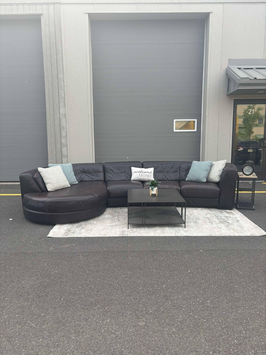 Chateau D’Ax Leather Sectional Couch (DELIVERY AVAILABLE / $50 DOWN & IT’S YOURS 🟢) Image #1 | Ivy Store