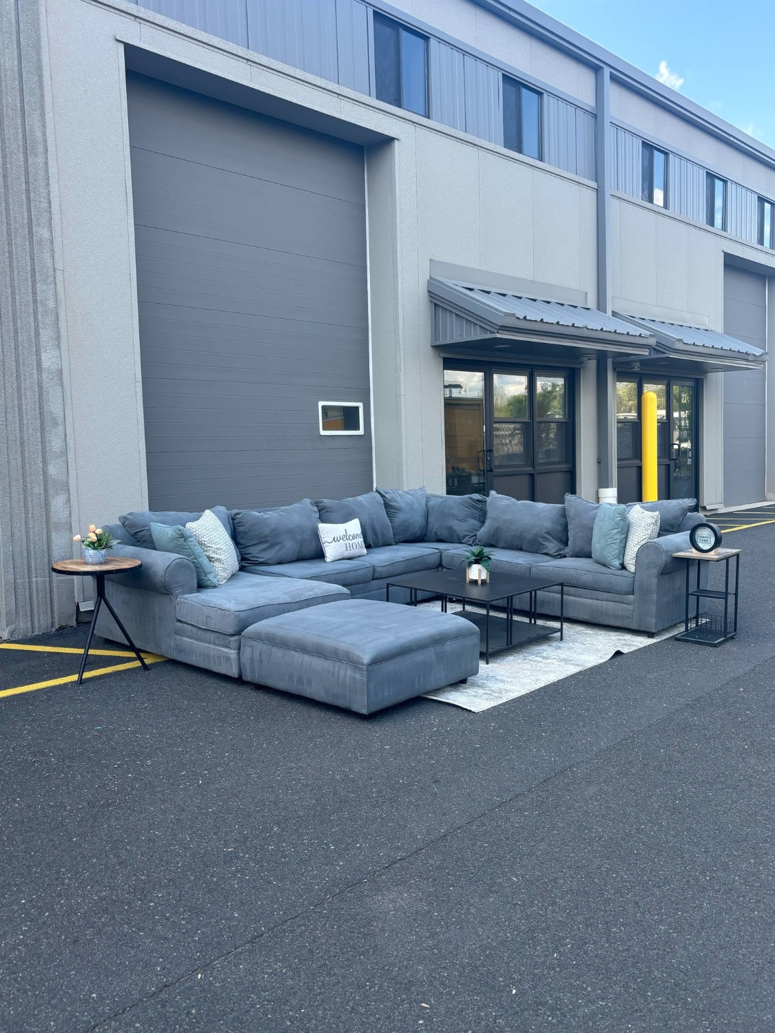 Bob’s Oversized Sectional Couch (DELIVERY AVAILABLE) image | Ivy Store