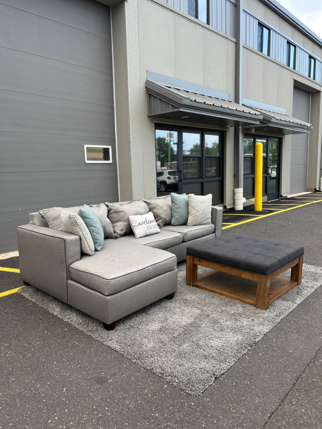 Bob’s Furniture Gray Sectional Couch (DELIVERY AVAILABLE) image | Ivy Store
