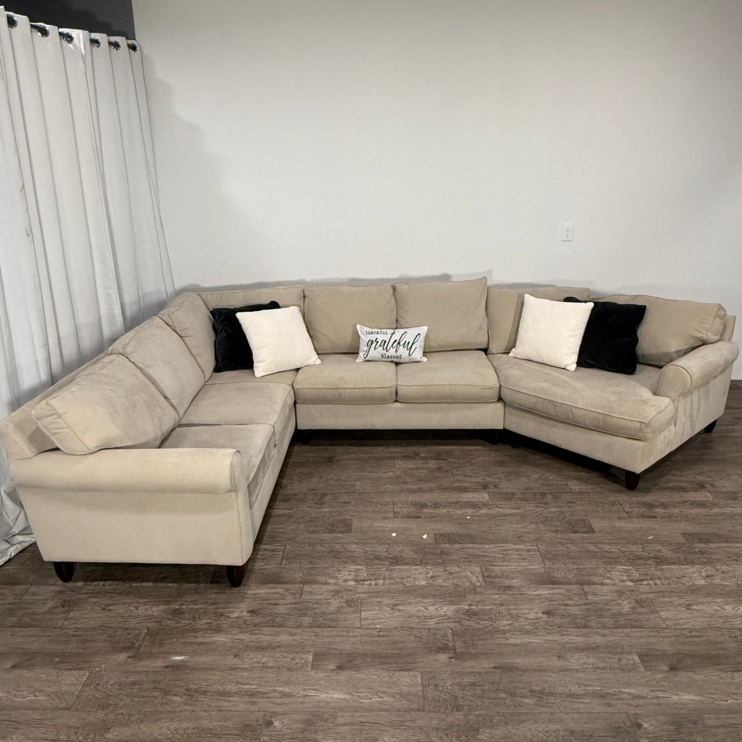Beautiful White Haverty's Cream 3 Piece Sectional Couch + Cuddler  (Retails $3600) Image #1 | Ivy Store