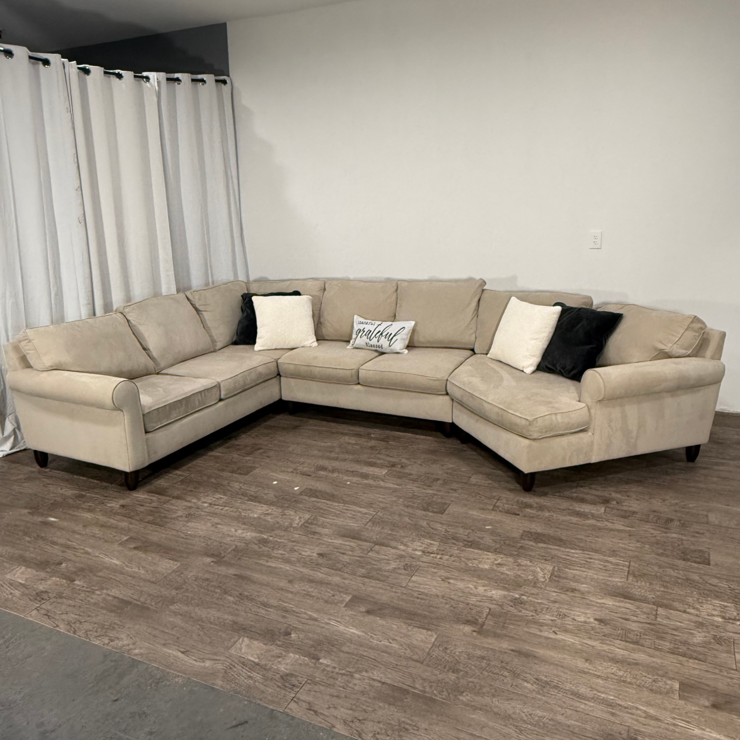 Beautiful White Haverty's Cream 3 Piece Sectional Couch + Cuddler  (Retails $3600) Image #2 | Ivy Store
