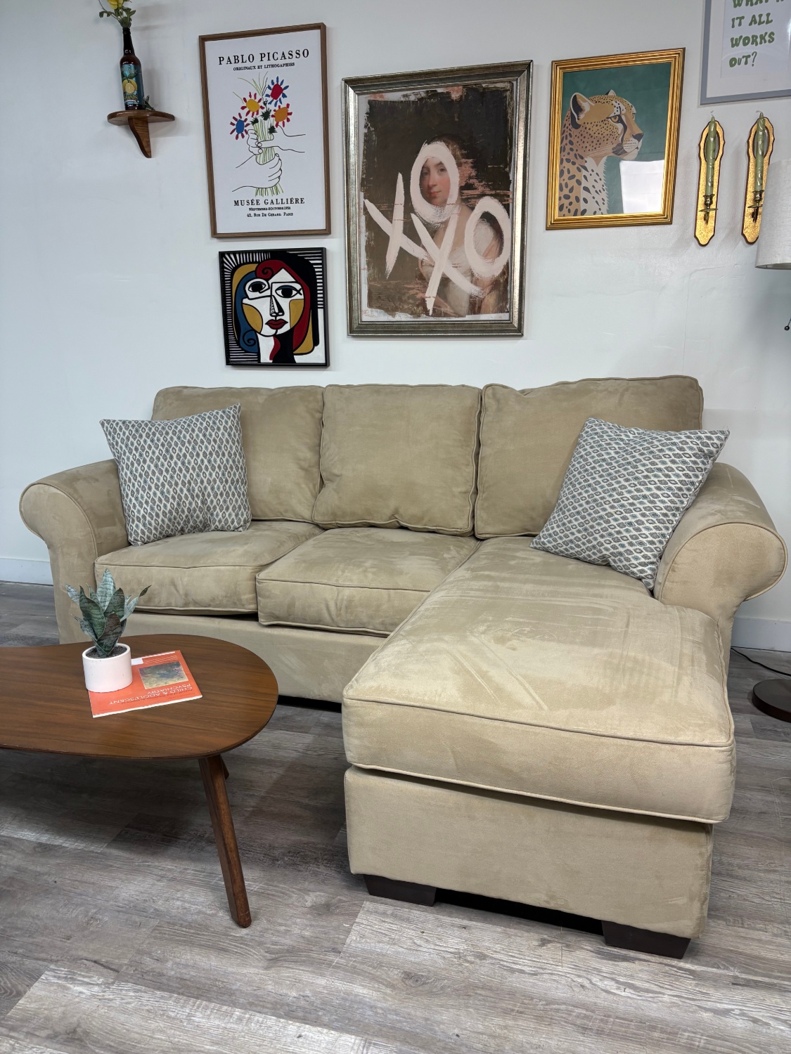 Hillcraft Sofa with Reversable Chaise Lounge Image #2 | Ivy Store