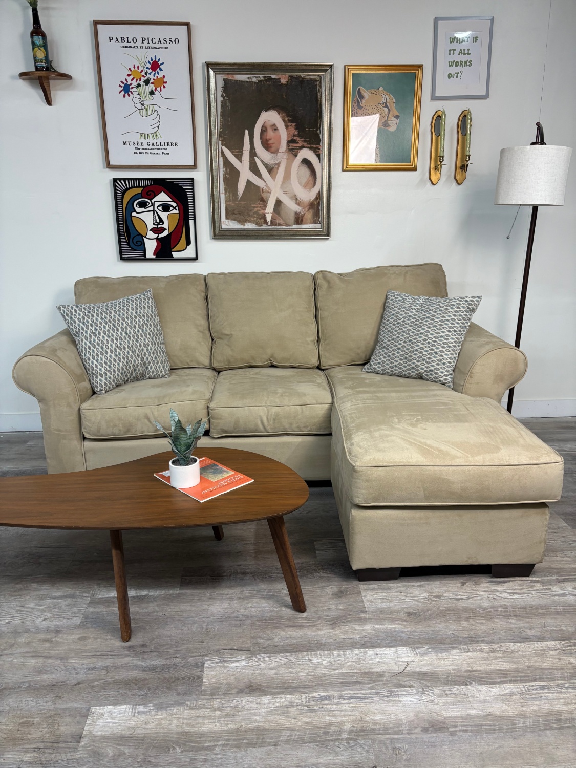 Hillcraft Sofa with Reversable Chaise Lounge Image #1 | Ivy Store