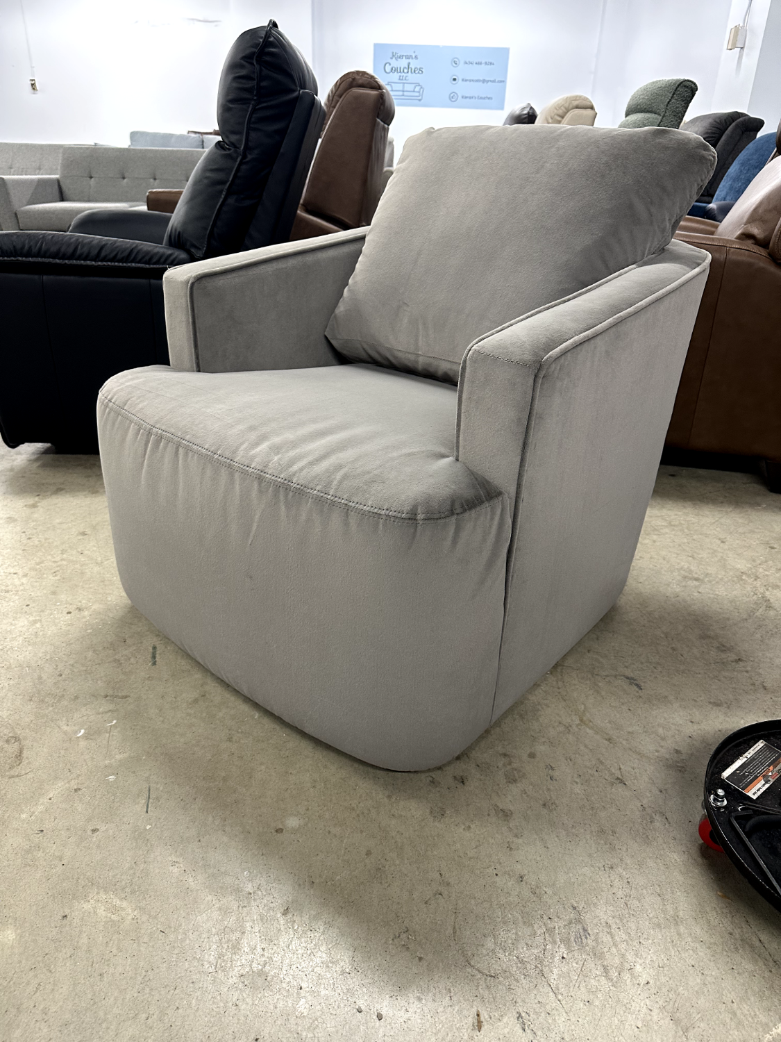 La-Z-Boy Maeve Swivel Gliding Chair - Delivery and Financing Available! Image #1 | Ivy Store