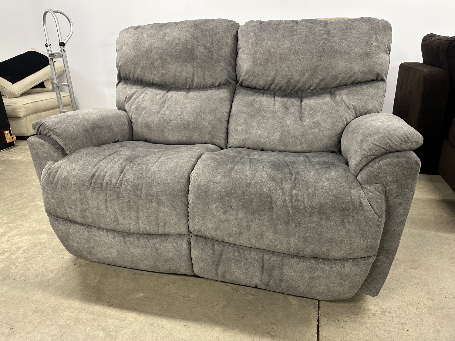 NEW La-Z-Boy Power Reclining Loveseat - Delivery and Financing Available! image | Ivy Store