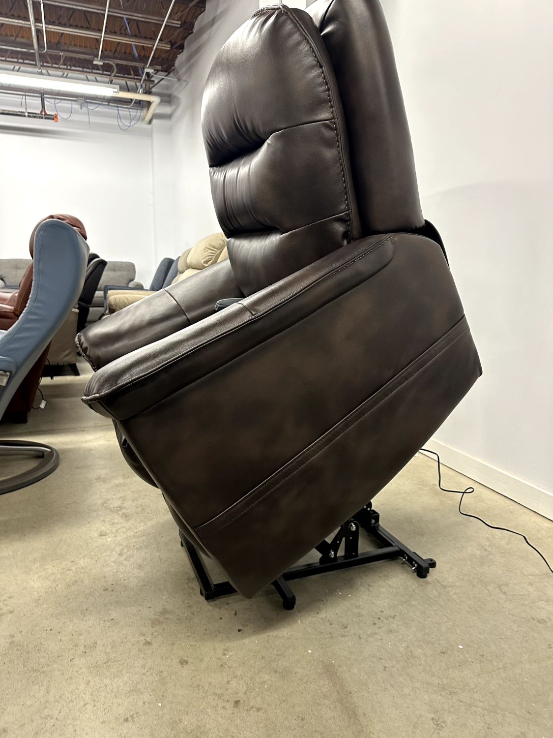 Brand New Power Lift Recliner Chair - Delivery and Financing Available! Image #1 | Ivy Store