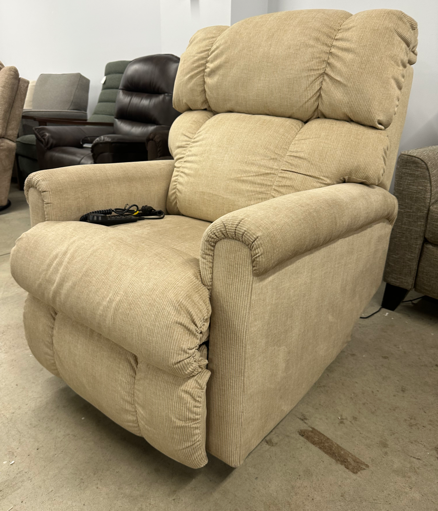 NEW La-Z-Boy Power Lift Recliner - Delivery and Financing Available! Image #1 | Ivy Store