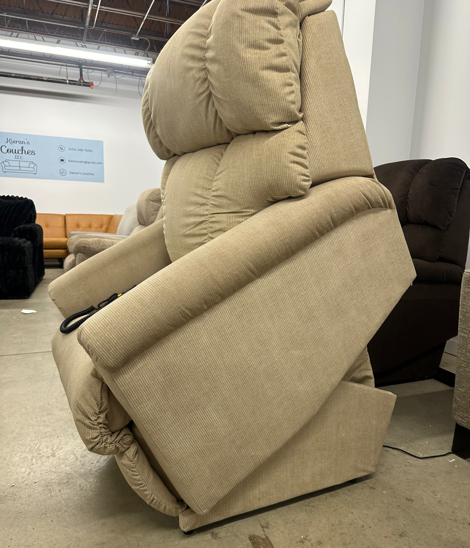 NEW La-Z-Boy Power Lift Recliner - Delivery and Financing Available! Image #2 | Ivy Store