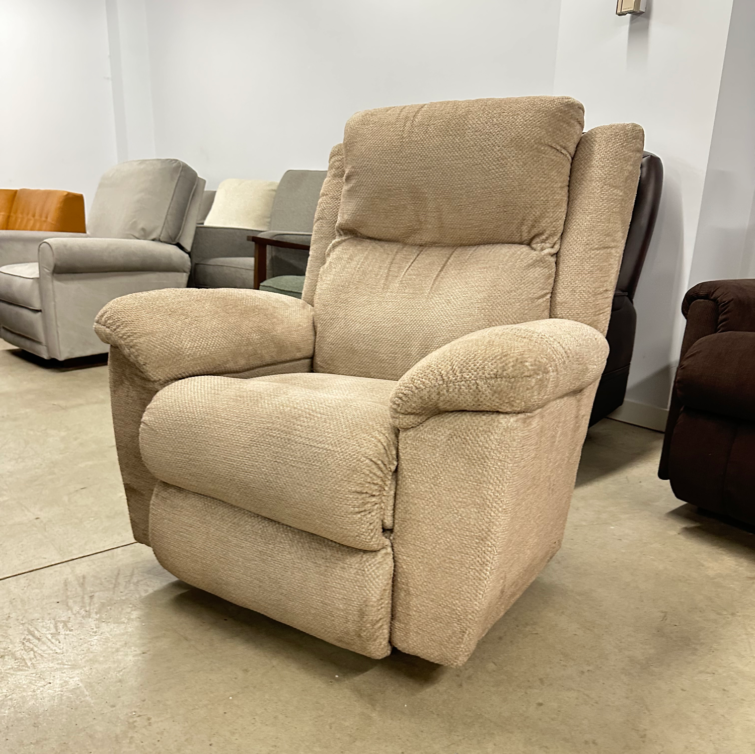 La-Z-Boy Swivel Rocking Recliner - Delivery and Financing Available! Image #1 | Ivy Store