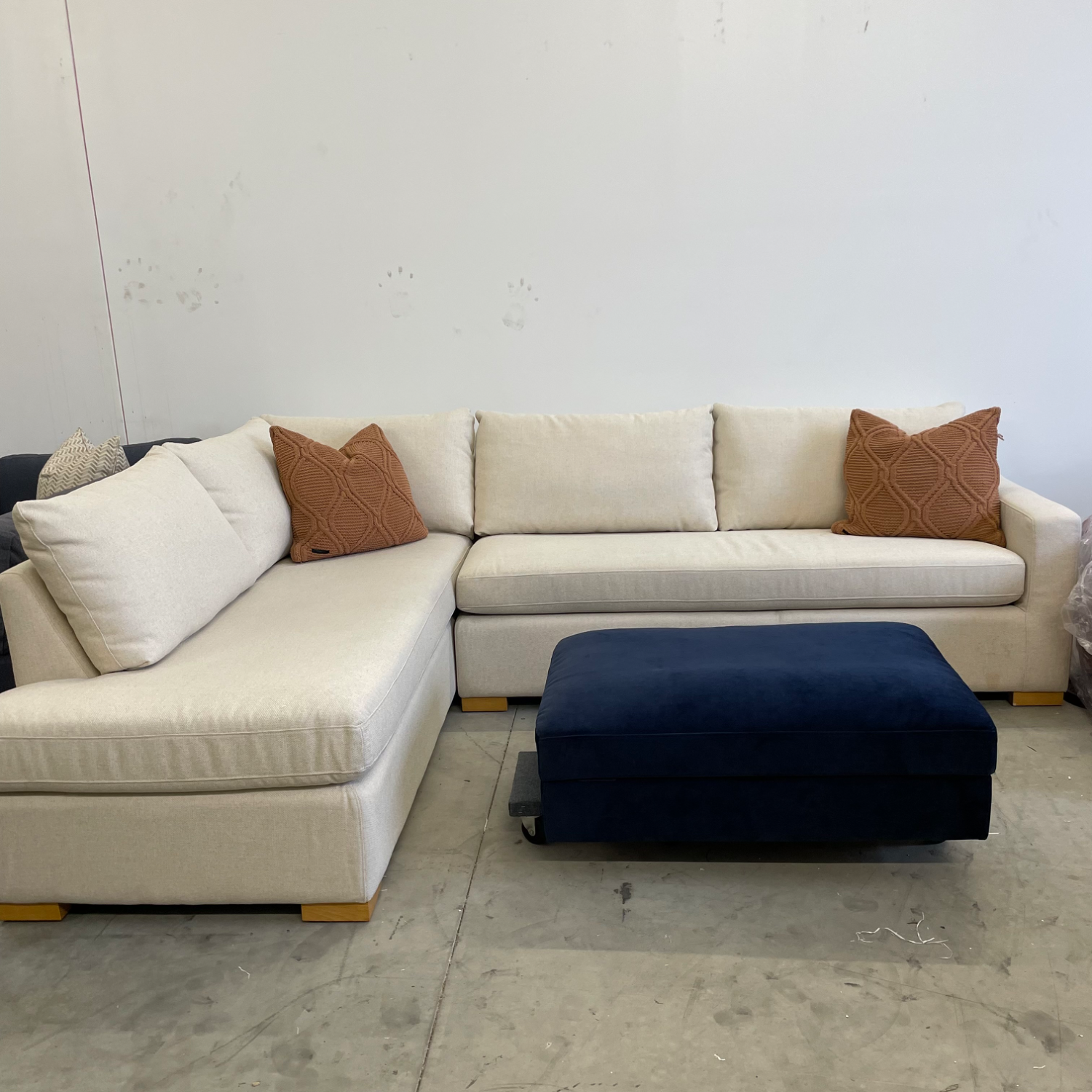 LIKE NEW interior define Sloan L-Sectional Image #2 | Ivy Store
