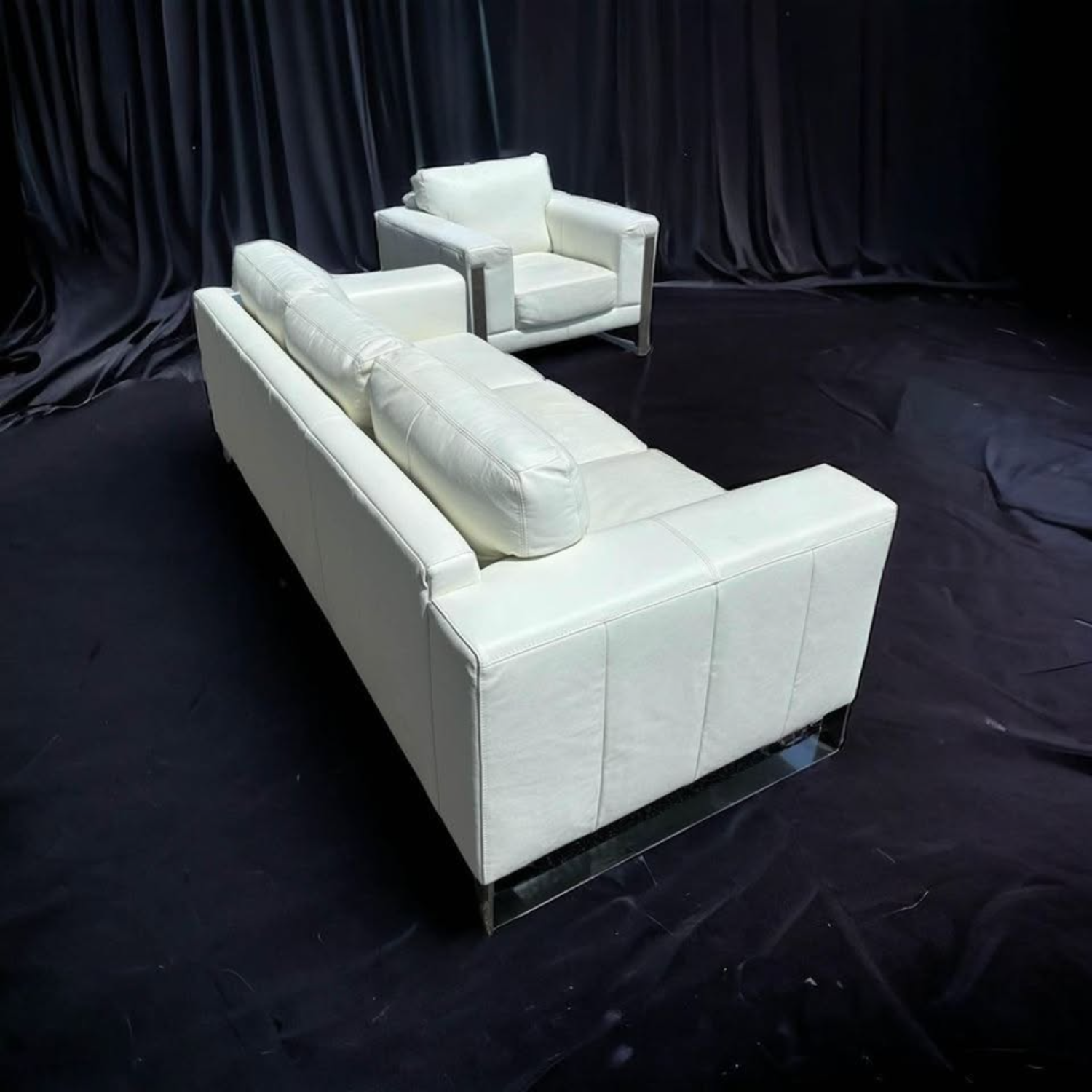 White Leather Couch & Chair! Great Condition! Modern Look! DELIVERY AVAILABLE!!! image | Ivy Store